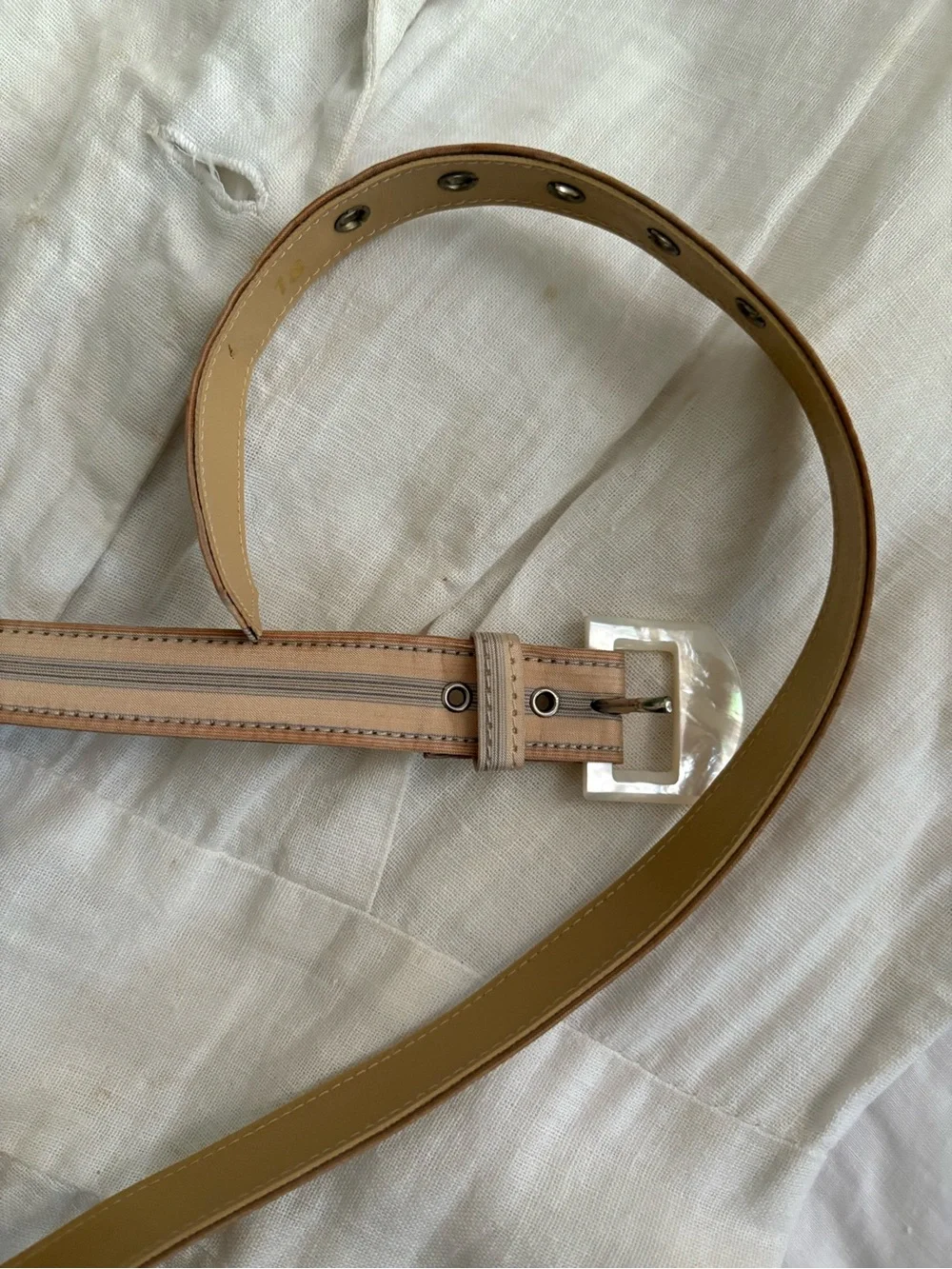 Vintage Neutral Tan Slim Leather Belt with Contrasting Stitching Large